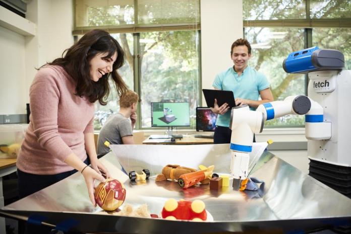 Investigadores de Stanford desarrollaron una nueva forma de controlar los brazos robóticos de asistencia utilizando inteligencia artificial que podría ayudar a las personas con discapacidades