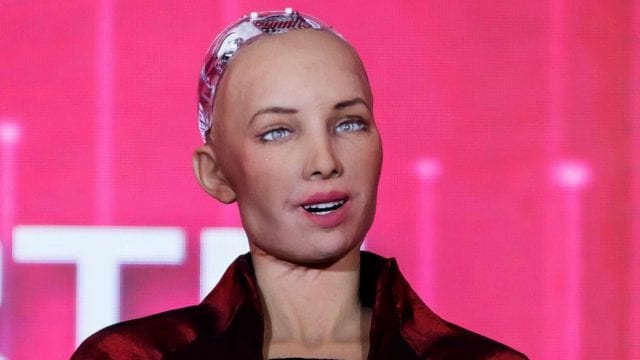 Subastan obra de Sophia, el robot que ahora es artista