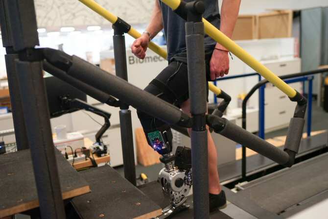 Prótesis robótica de pierna controlada totalmente por el sistema nervioso