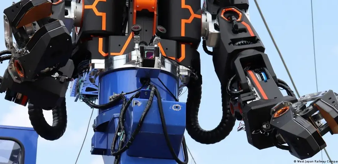 Japón: enorme robot humanoide hace mantenimiento ferroviario