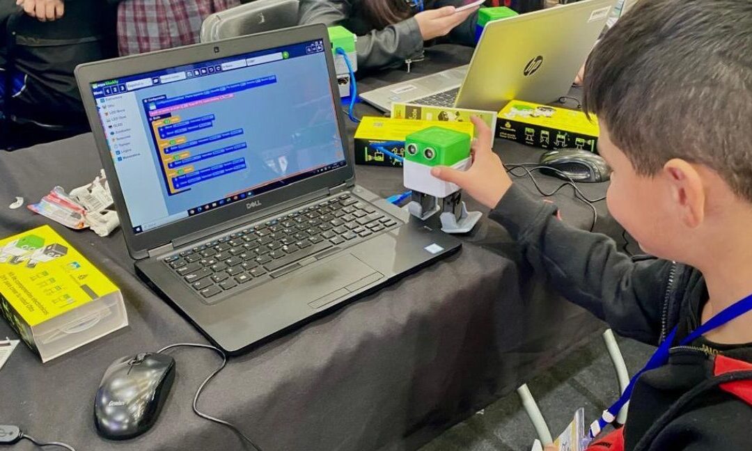 “Mi primer robot”: 500 estudiantes de Renca participaron de la primera convención de robótica y programación de la comuna