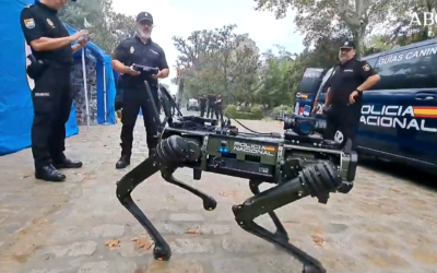 Una galería de tiro virtual, un perro robot, drones y otros atractivos en la exposición de la Policía Nacional en Sevilla