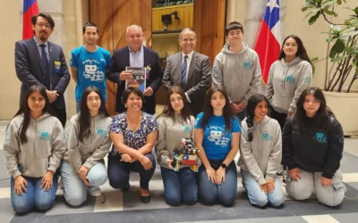 Estudiantes visitan el Senado tras su clasificación a torneo internacional de Robótica en California